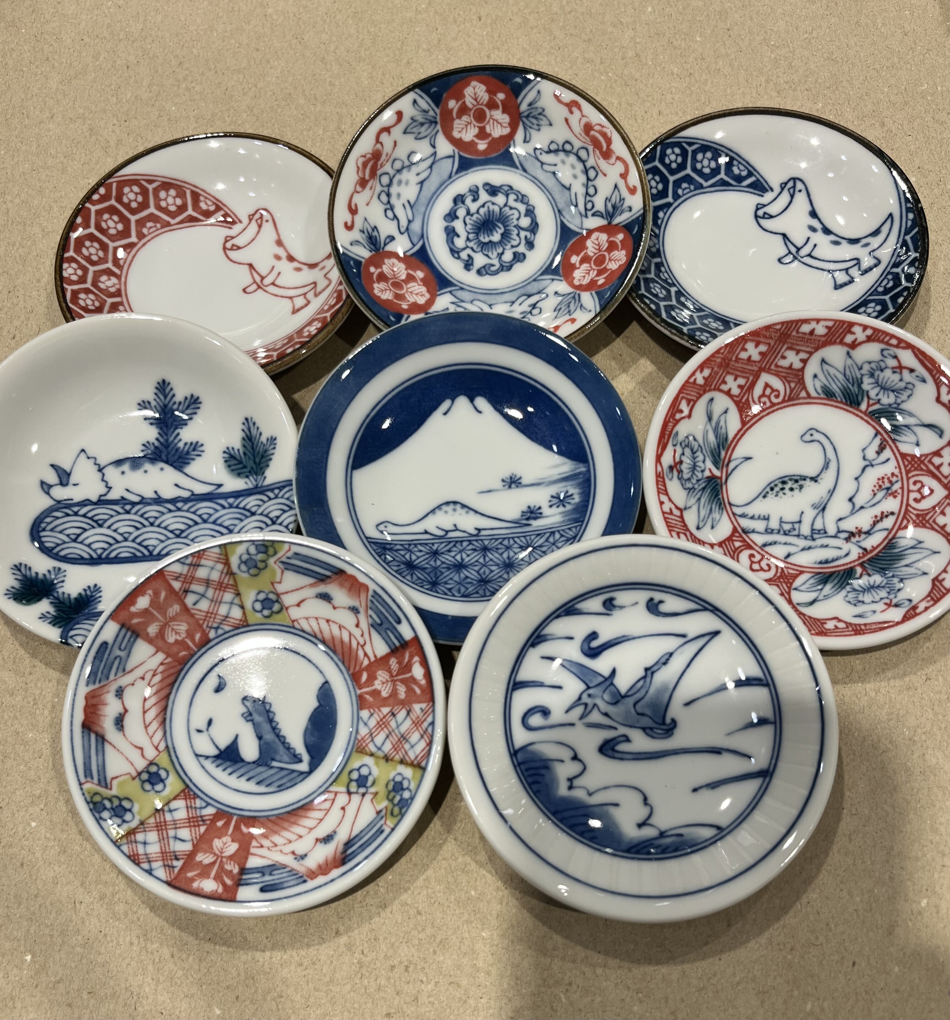 慶應義塾 創立百年記念芸術祭 飾り皿 大皿 レリーフ 京泉 希少 Tataratiya × EAST table|恐竜の絵柄がかわいい😍豆皿のご紹介！| 渋谷