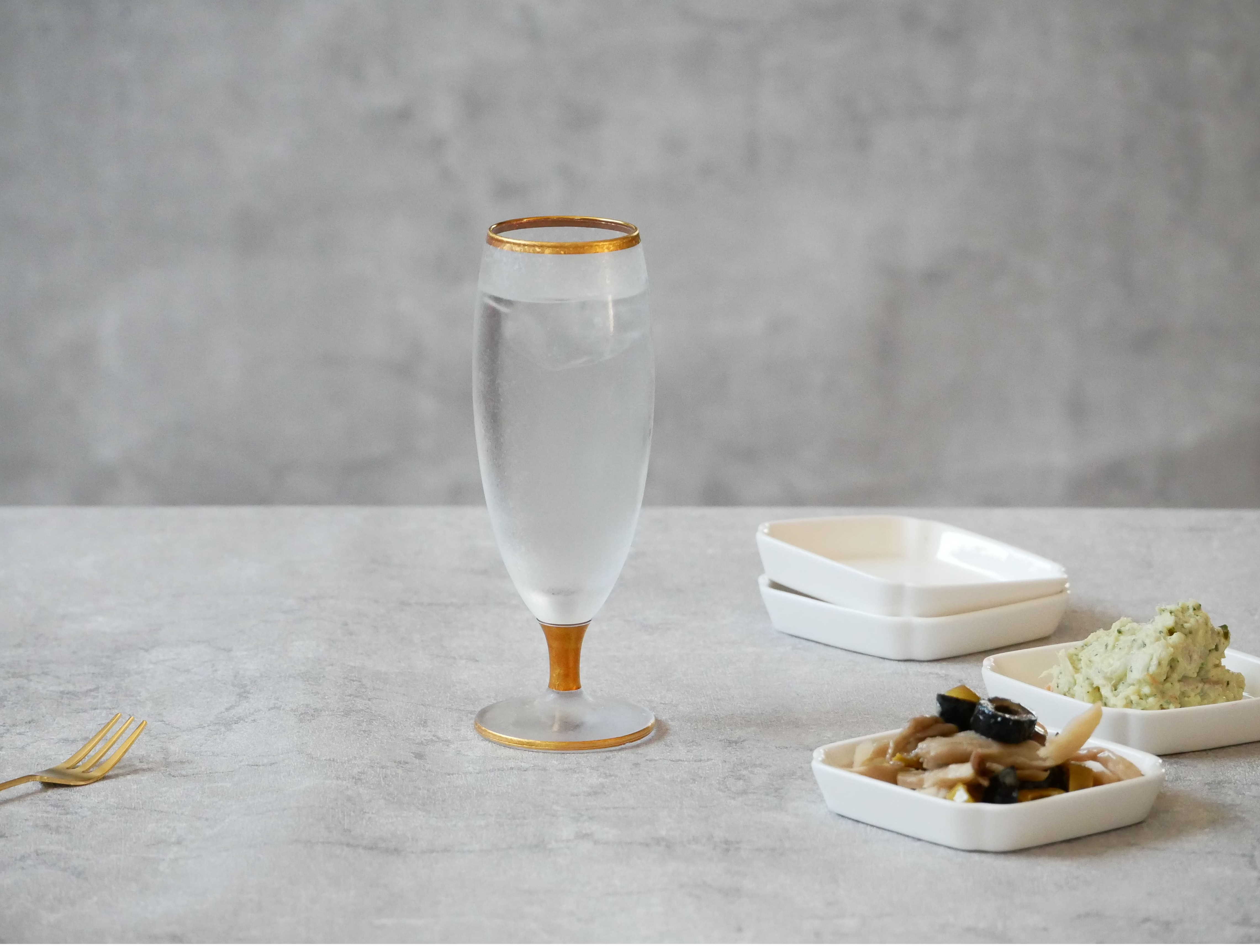 赤いリボンを巻いた白猫 ヴィンテージ ステンドグラス レア 丸型 ブルー 青 Tataratiya × EAST table|日本製の日本酒グラスはいかがでしょう