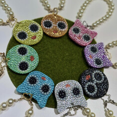 こちらはバッグチャーム。
丸型 or ネコ型からチョイス。
ビーズの色はなんと全8色から選択可！