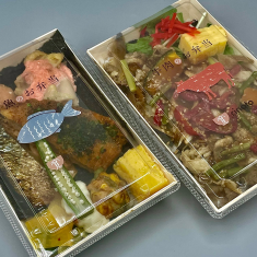 左:埋め尽くされた海苔弁当
右:旬野菜のグリルと焼肉弁当
税込926円

メイン食材による、魚、鶏、豚、牛
それぞれの4種類を用意しています。