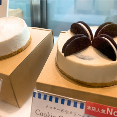 （左）生クリームチーズケーキ（１個）２,５００円
（右）クッキーの生クリームチーズケーキ（１個）３,０００円

