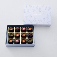 Première Limited Pour Toi（プルミエールリミテッドプルトワ）(１２個入)３,９８１円
当店1番人気の「Première」を期間限定仕様でお届けします。フォンダンショコラカヌレと4種類のカヌレを味わえる宝石箱のような詰め合わせです。フォンダンショコラカヌレは、フランス産チョコレートを使用し、カカオの濃厚な味わいと香りをぎゅっと閉じこめました。またトッピングにカカオニブを乗せることでより食感にアクセントをプラスしました。冷やしたり、リベイクしたり、お好みの温度によって口どけの変化をお楽しみいただけます。
