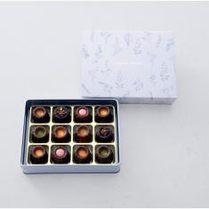Premiere Limited Pour Toi（プルミエールリミテッドプルトワ）3,981円
当店1番人気の「Première」を期間限定仕様でお届けします。フォンダンショコラカヌレと4種類のカヌレを味わえる宝石箱のような詰め合わせです。フォンダンショコラカヌレは、フランス産チョコレートを使用し、カカオの濃厚な味わいと香りをぎゅっと閉じこめました。またトッピングにカカオニブを乗せることでより食感にアクセントをプラスしました。冷やしたり、リベイクしたり、お好みの温度によって口どけの変化をお楽しみいただけます。