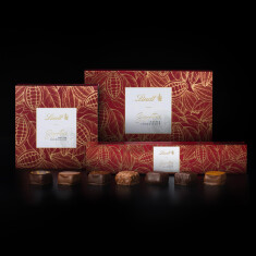 リンツ シグネチャープラリネ(8個入/16個入/28個入)3,900円/7,400円/11,800円
伝統と⾰新の最⾼のバランスを追い求め、世界中から最⾼級の素材を厳選。この冬の時期にしか⼿に⼊らない、全7種の贅沢なアルティザン・ショコラ。