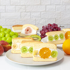 パンケーキサンド（１個）４５１円から
※画像はイメージです。季節によってフルーツが変わります。 