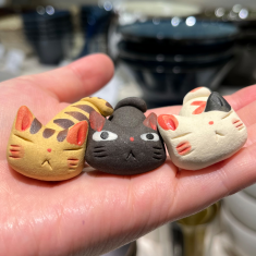 左からミケ猫、黒猫、トラ猫