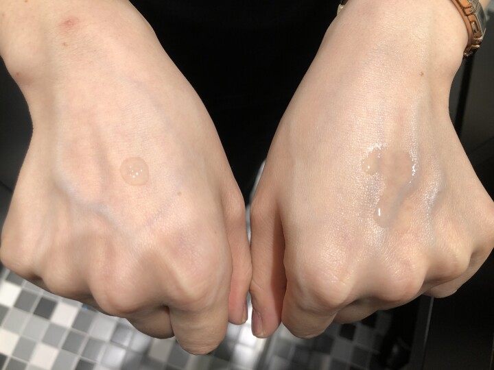 左側は何もつけていない肌に、化粧水を垂らしています。
右側は、モイスチュアリポソームを馴染ませた上に、化粧水を同様に垂らしています。