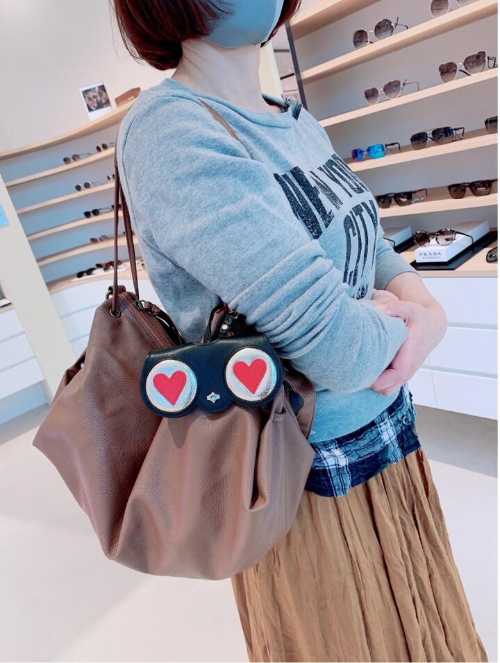 ー アニーディー サングラスホルダー
ハート(BLACK RED)¥14,300(税込)
スクランブルスクエア5F サングラスショップ ISMY(イズマイ)でお待ちしています♪