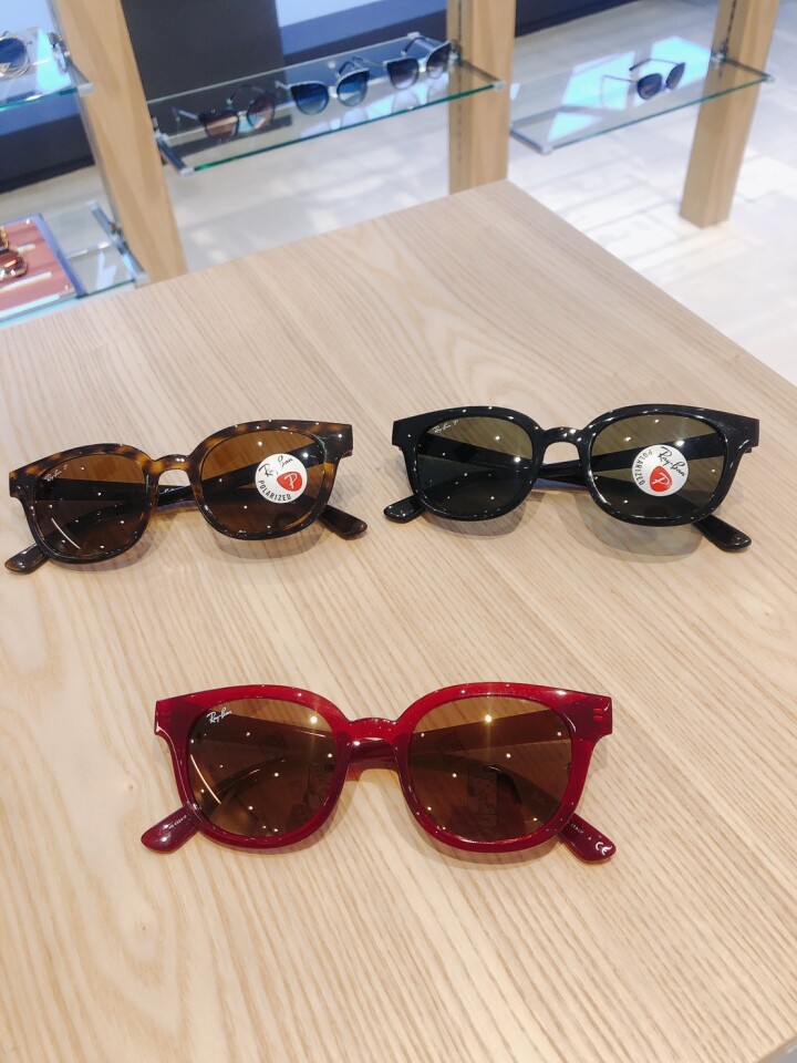左)RB4324F ¥26,730(税込) *偏光レンズ
右)RB4324F ¥26,730(税込) *偏光レンズ
下)RB4324F ¥25,630(税込)