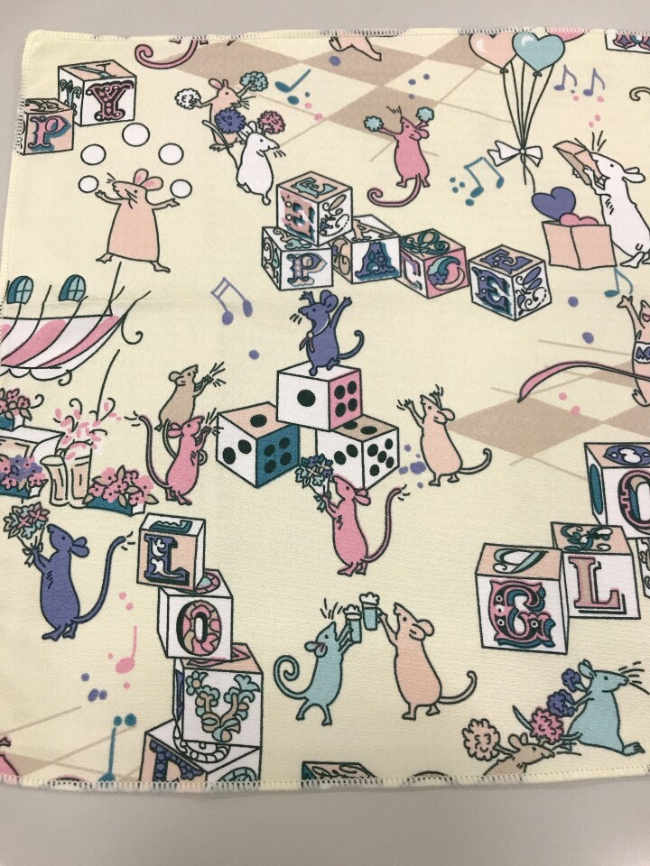 <年始のご挨拶>
新年早々にイズマイでお買い上げくださったお客様に
縁起物 ねずみのクロスをプレゼント!
幸運のねずみを探してみてʕ•ᴥ•ʔ