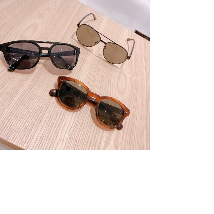 上)バレンシアガ BB0019SK ¥47,300
中)プラダ PR23VSF ¥39,600
下)オリバーピープルズ OV5413SS ¥42,900
(すべて税込価格)