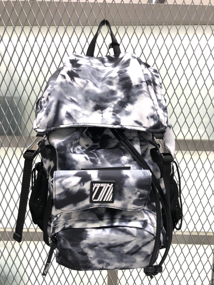 【商品名】ASH BAG
【品番、品名】80099D BEN
【カラー】BL/WH
【サイズ】横 27.0 縦 37.0 マチ 17.0
【価格】(税込)37,400円