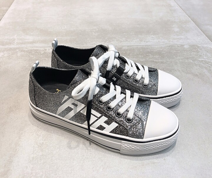 こちらはローカット。
【品番、品名】132978 VANDA
【価格】〈税込〉22,000円
【カラー】BL/SV
【サイズ】35〜39
こちらにブルーのカラーはございません。