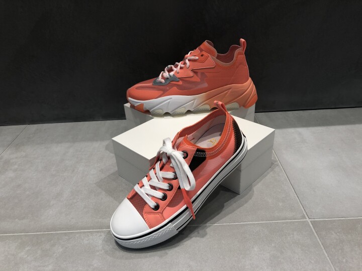 【商品名】ASHスニーカー
【品番、品名】手前から132964 VERTU、130148 ECLIPSE
【価格】同 19,800円、33,000円(税込)
【サイズ】35〜39