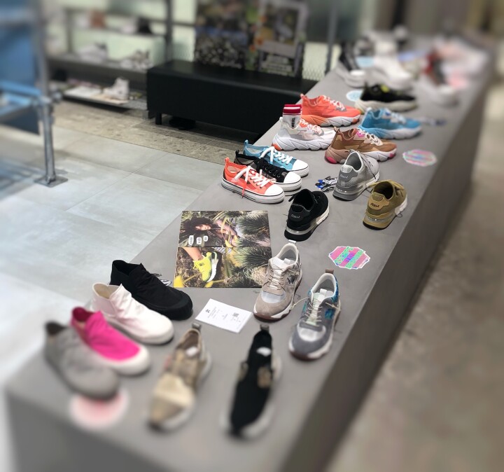 ちょっとぼかしを入れましたが、今の商品の一部です!来週にはまた新しいブランドの入荷の噂が…