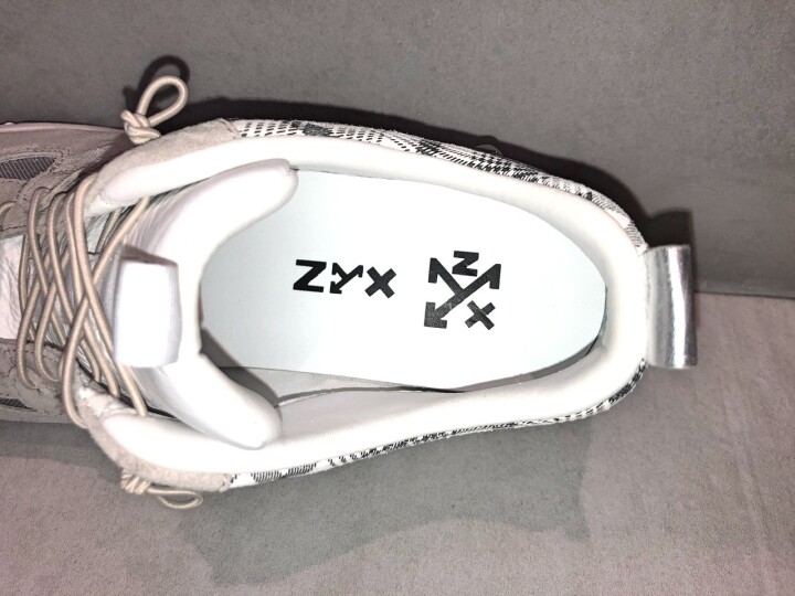 ZYXオリジナルブランドのため、インソールもZYXのロゴ入りです♪