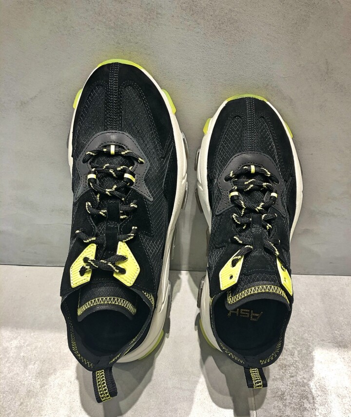 二つ並べると大きさが全く違う笑笑
左
【商品名】ASHスニーカー(MEN'S)
【品番、品名】132924 EROS BIS
【カラー】BL/YE
【価格】(税込)49,500円
【サイズ】40〜42
右
【商品名】ASHスニーカー(LADY'S)
【品番、品名】132186 ECLIPS BIS
【カラー】BL
【価格】(税込)33,000円
【サイズ】35〜39