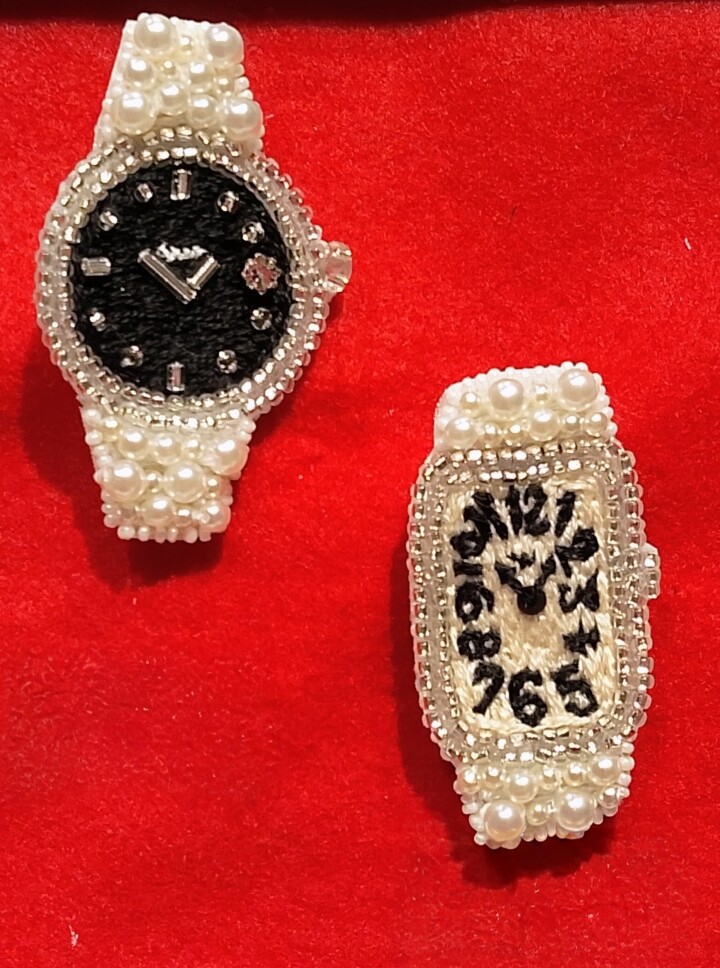 右　Montre Carte B   ￥22,000(in TAX)
左　Montre Louis B　￥24,200(in TAX)