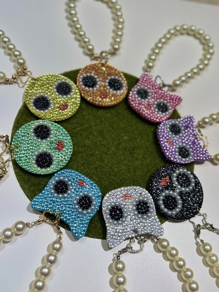 こちらはバッグチャーム。
丸型 or ネコ型からチョイス。
ビーズの色はなんと全8色から選択可！