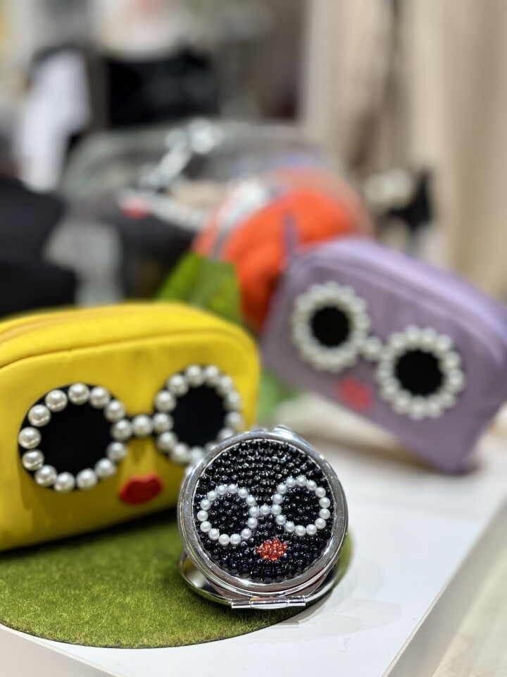 コンパクトミラー。
こちらもビーズの色を選べます♪(全8色)