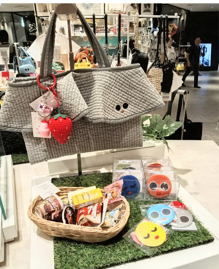 パールサングラスとアイラッシュの缶バッチが
カラフルになって登場🌈
韓国ならではのキーホルダーもございます💕