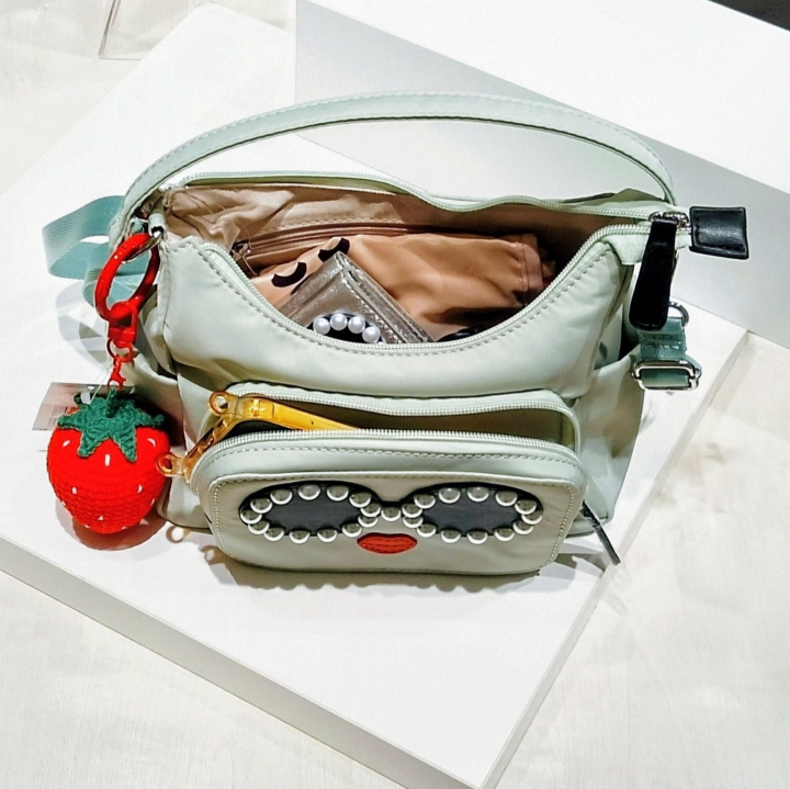 バッグの中には携帯、お財布、エコバッグ、見た目よりもしっかり荷物が入っちゃいます😆