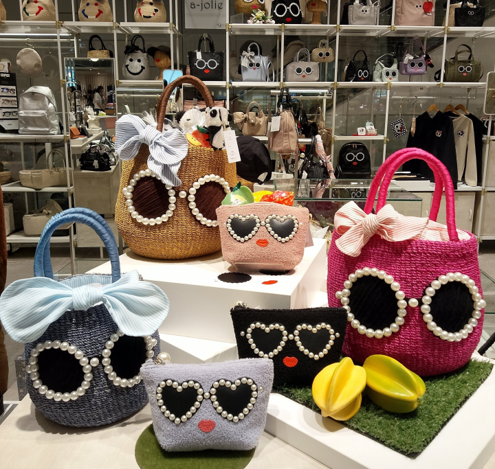 パイル生地
・ブラック
・ピンク
・ブルー

の3色🌈
ピンクもブルーも
少し落ち着いた色なので
かわいい色が苦手な方でも持てそうです✨️

各￥7,700(税込)