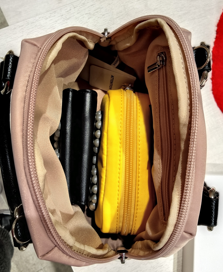 ポーチとお財布を入れると
こんな感じです