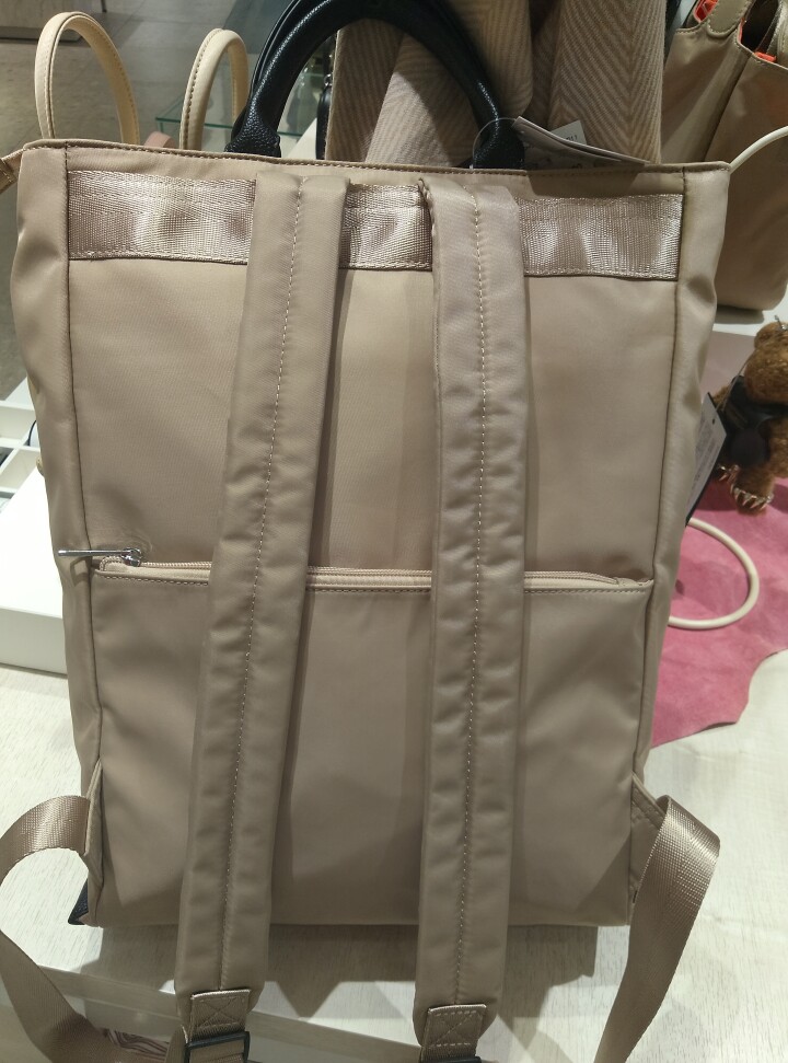 背中に当たる面にもポケット
バッグの中にも3つあります