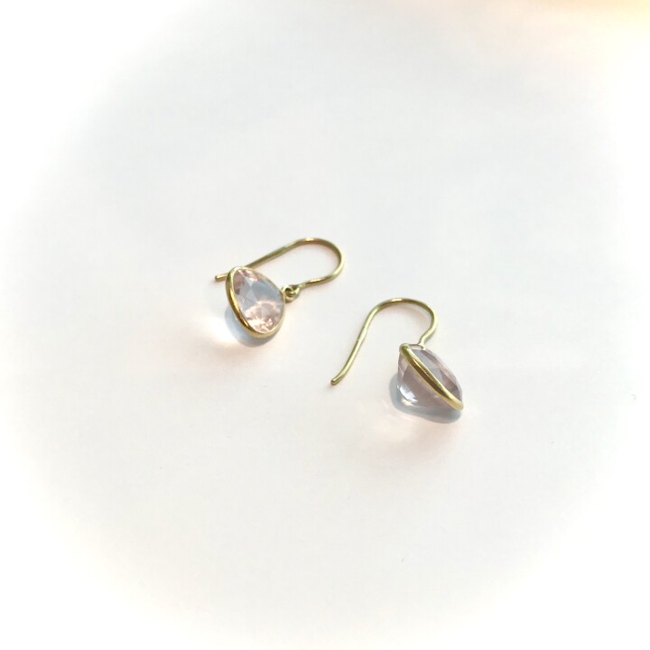 Single Drop Earrings(Rose Quarts)
【価格】¥72,600
【サイズ】全長約2.5cm
【素材】K18YG、ローズクオーツ
耳元に春らしい煌きを添えてくれる優しいピンクのカラーが印象的なローズクオーツ。
透明感の高いローズクオーツは大変稀少な天然石です。