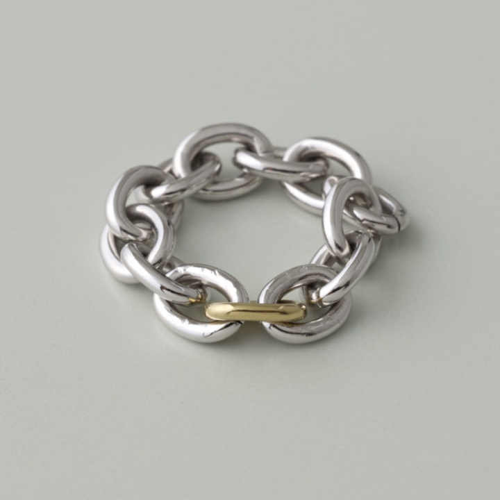 スモールチェーンリング
【価格】¥24.200
【サイズ】最大腕幅0.5cm
【素材】SV ロジウムコーティング
チェーンリングよりやや小ぶりなチェーンのコマを使用。
ボリュームが控えめになりますので、重ね付けなどコーディネートも楽しみやすいお作りです。
