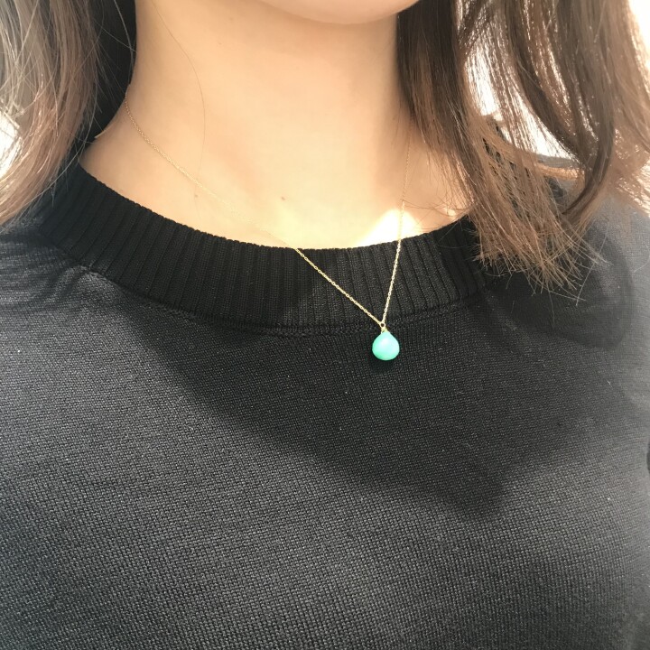 maroon stone necklace
【価格】¥19,800
【サイズ】全長約40cm
【素材】K18YG クリソプレーズ
お仕事で大きなジュエリーは付けられないから…という場合は、ネックレス!さりげなく楽しんで頂けます。
一粒の天然石がK18イエローゴールドのチェーンに添えられ、品よく色味を与えてくれ、気持ちを明るく前向きにしてくれそうです…!