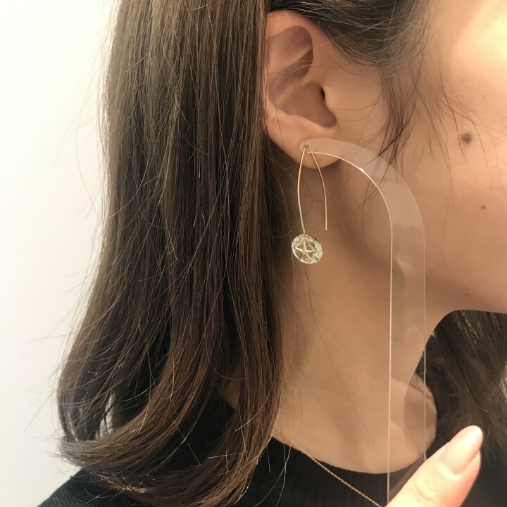 marquis stone pierce
【価格】¥24,200
【サイズ】全長約4.4cm
【素材】画像上:SV K18YGコーティング、SV グリーンアメシスト
画像下:SV グリーンアメシスト
グリーンアメシストにスターモチーフが添えられた、煌めき+煌めきモチーフの春の日差しに映える揺れ感ピアス。煌めき感がお顔周りだけでなく、気持ちも上げてくれる事まちがいなし!です。
