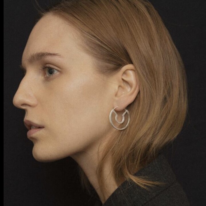 Blind date earrings(SV)
【価格】¥36,300
【サイズ】全長約3cm
【素材】SV
Blind date・・知らない相手とデートすること。
何か新しい出会いがあるような意味合いが込められていそうなネーミングです。
細やかな艶消し加工が施されており、白色よりのクールな光沢が印象的です・・!
