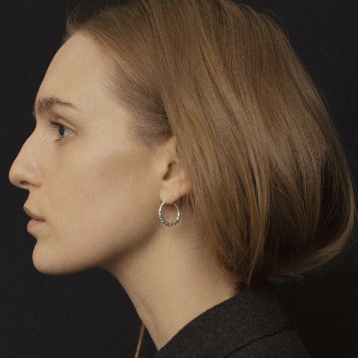 Hungry Snake earrings(curved,SV)
【価格】¥41,800
【サイズ】全長約3cm
【素材】SV
Hungry Snake(痩せ細ったヘビ)というユーモアを取り入れて表現されたピアス。
ユーモアや直接見て感じたものをプロジェクトとして作品に反映することにより、アートピースのようなジュエリーを生み出しています。
