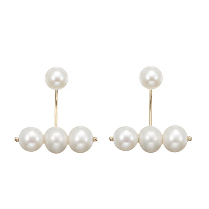 パールファミリー3連セットピアス
【価格】¥46,200
【サイズ】全長約2.4cm
【素材】K18YG、淡水パール
5連よりコンパクトな3連パール。ボリューム控えめなので、日常からフォーマルな場所にも寄り添ってくれるデザインです。