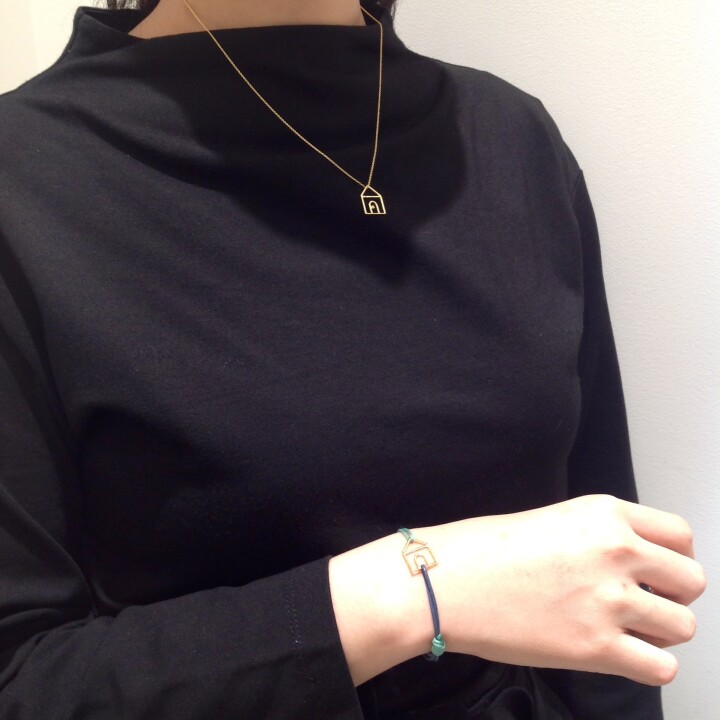 CASITA PURA CORD BRACELET (MINT×RAINY BLUE)
【価格】¥20,900
【サイズ】腕周り最大22cm
【素材】K9YG、コットン
ブレスレットもご用意がございます。カラーコードもアクセントに。
お揃いで揃えるとまたかわいらしさが増してきます…!