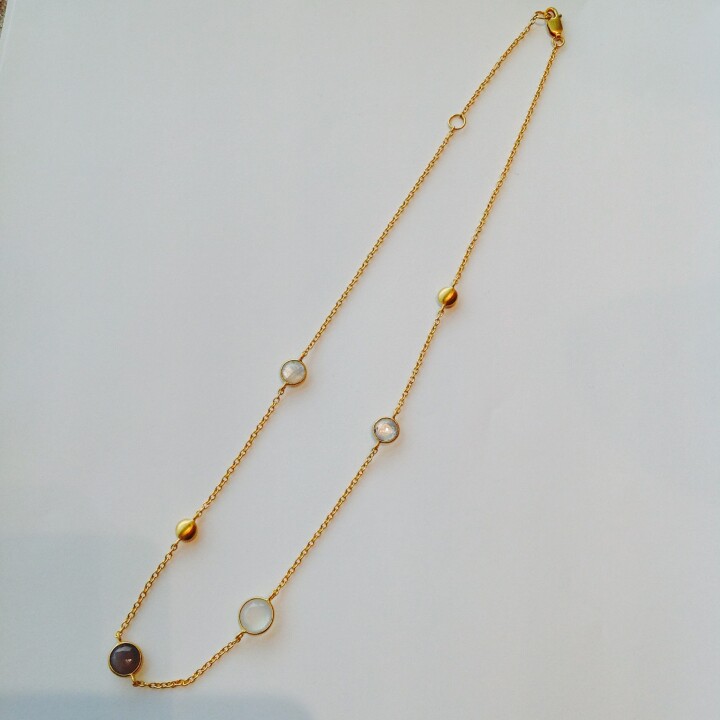 ドットネックレス(カルセドニー×ムーンストーン)
【価格】¥22,000
【サイズ】全長約74.5cm
【素材】K18YGコーティング