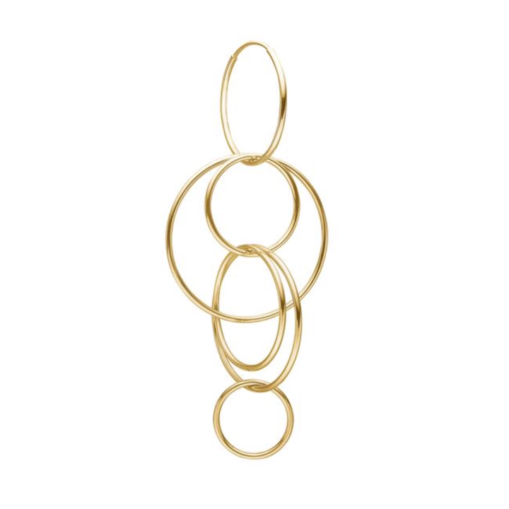 Alia Earrings(GD)
【価格】¥36,300
【サイズ】全長約9cm
【素材】SV K18YGコーティング
線が細いサイズ違いの多数のリングを繋ぎ合わせたピアス。
大振りで存在感抜群ですが、線の細さに女性らしい繊細さが引き立つデザインです。