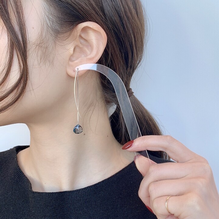 Thread thru(K14WG,BluebTopaz)
【価格】¥71,500
【サイズ】全長約6cm
【素材】K14YGWG、ブルートパーズ