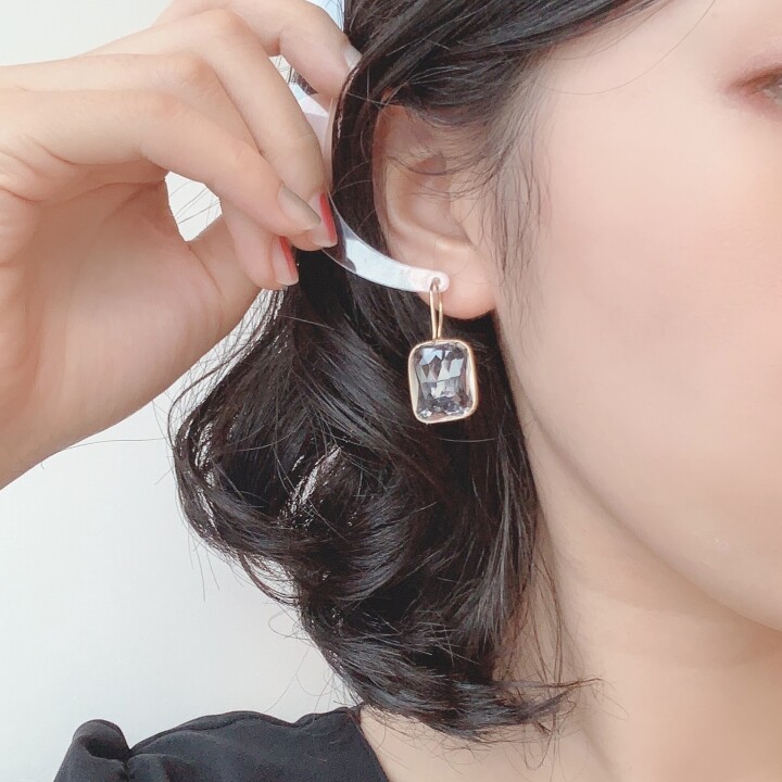 LLレクタングルピアス(クリスタルクォーツ)
【価格】¥17,600
【サイズ】全長約3cm
【素材】SV K18YGコーティング