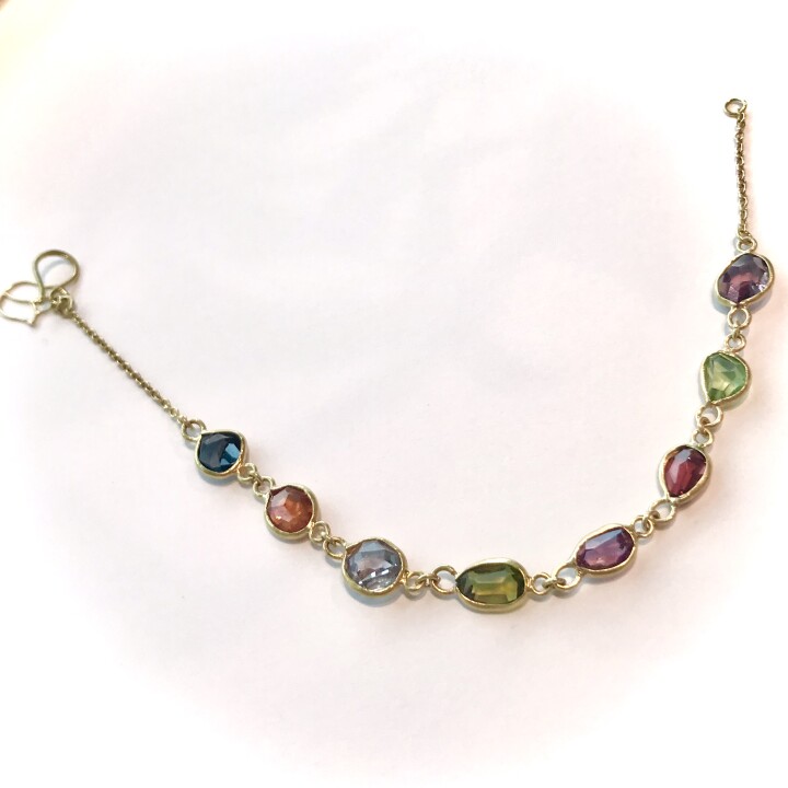 Garma Bracelet(Spinel)
【価格】¥205,700
【サイズ】全長約18cm
【素材】K18YG、スピネル
色とりどりのスピネルが手元を彩るブレスレット。多くの色を持つスピネルは強力なエネルギーを持つ天然石として知られています。