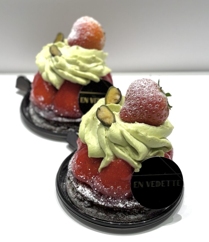 『 タルトフレーズ 』
ピスタチオ香るサクサクのタルト生地に、旬の苺とピスタチオクリームを合わせました。