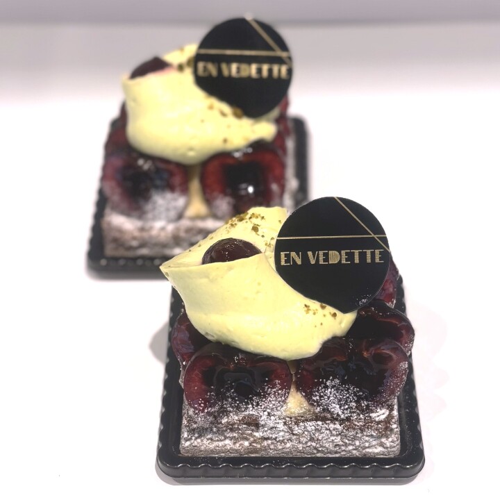 香ばしいタルト生地にカスタードクリーム、ピスタチオクリームと旬のチェリーをたっぷりと飾りました😉❤️

ご来店お待ちしております🤤✨