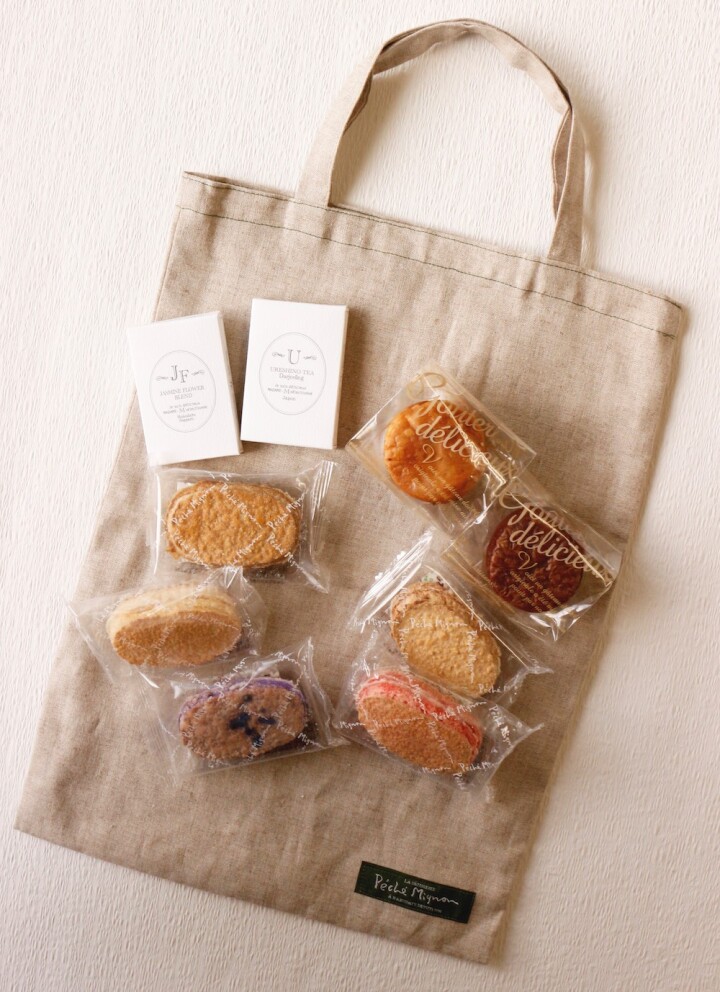 A4サイズの麻バッグに美味しいお菓子と紅茶が詰まっております🎵