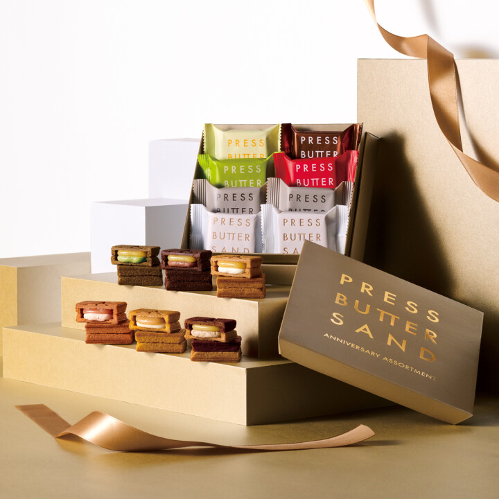 アニバーサリーバターサンド８個入　税込2,538円

バターサンド 、バターサンド〈チョコレート〉×各２個
バターサンド〈あまおう苺〉、バターサンド〈栗〉、バターサンド〈宇治抹茶〉、バターサンド〈北海道れん乳とうきび〉×各１個