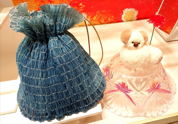 右〈KAHO(カホ)〉
毛糸人形各種
￥5,500(税込)

左〈MIONA SHIMIZU(ミオナ シミズ)〉
絞り染め巾着各種
￥24,200(税込)