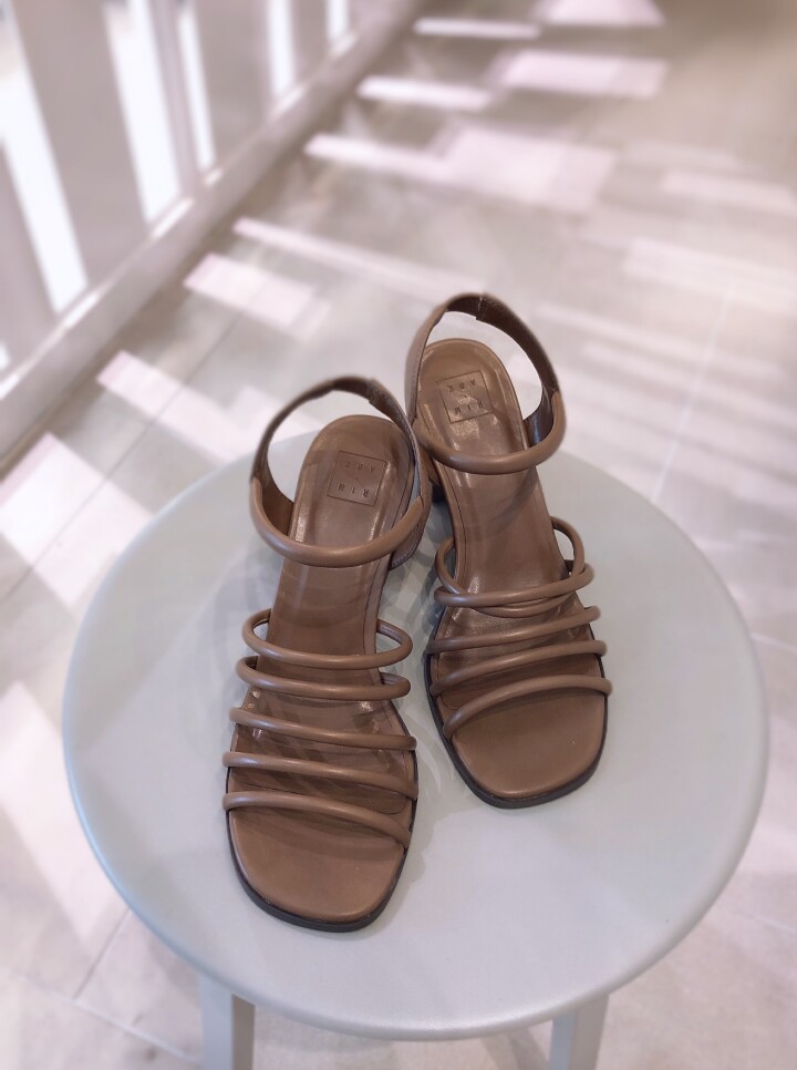 Round toe line sandal
¥22,000(税込)