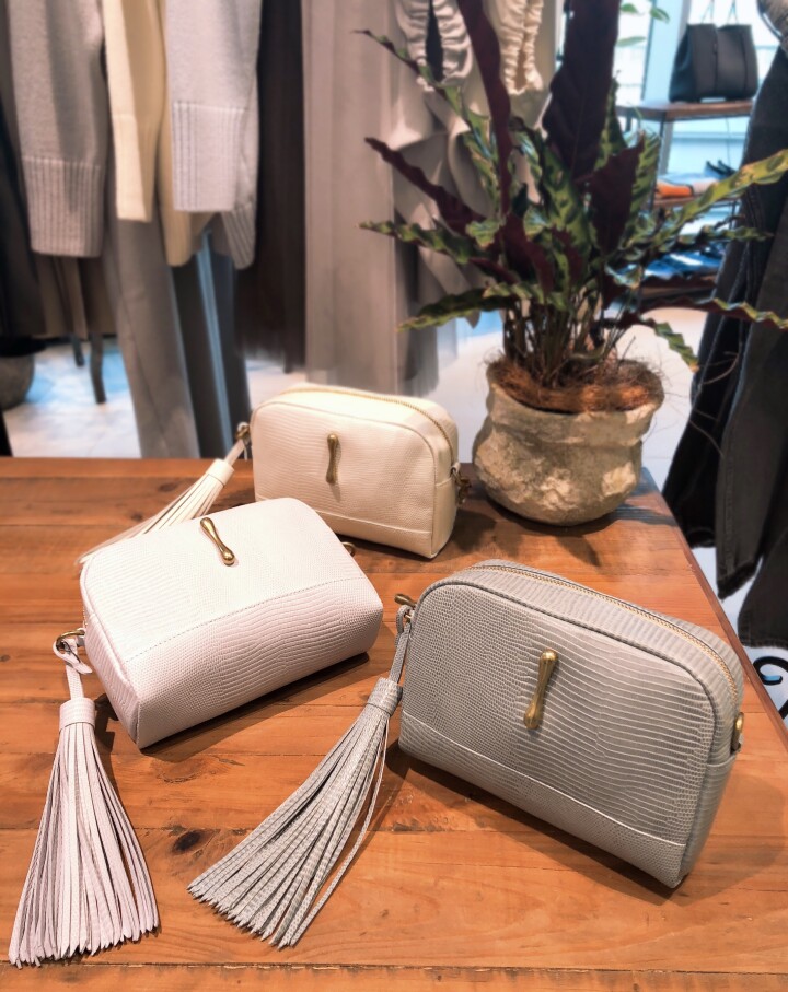 ¥28,600 (税込)
カラー : ホワイト、すみれ、アイスブルー、マルーン