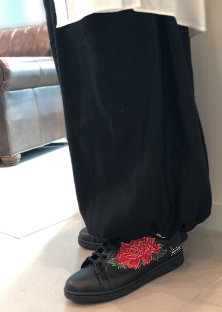 白黒のボディに牡丹が映えますね。
